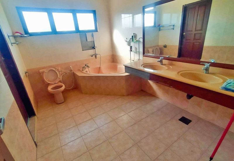 BUNGALOW WOTH POOL , BANANG , BATU PAHAT