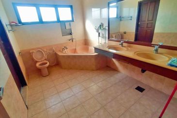 BUNGALOW WOTH POOL , BANANG , BATU PAHAT