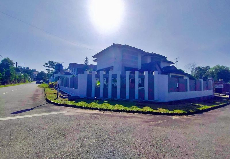 BUNGALOW WOTH POOL , BANANG , BATU PAHAT