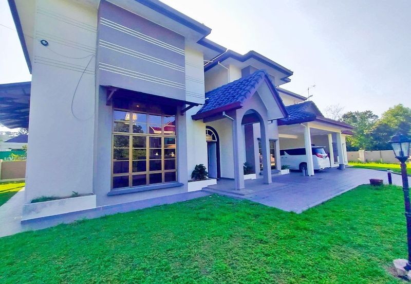 BUNGALOW WOTH POOL , BANANG , BATU PAHAT