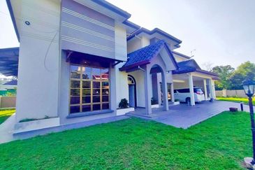 BUNGALOW WOTH POOL , BANANG , BATU PAHAT