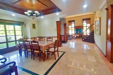 BUNGALOW WOTH POOL , BANANG , BATU PAHAT