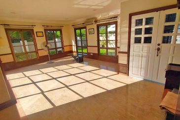 BUNGALOW WOTH POOL , BANANG , BATU PAHAT