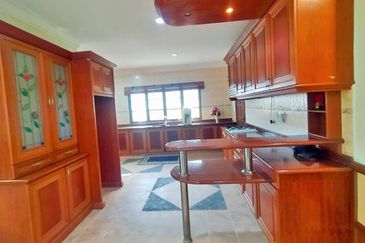 BUNGALOW WOTH POOL , BANANG , BATU PAHAT