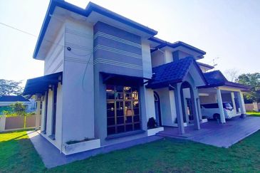BUNGALOW WOTH POOL , BANANG , BATU PAHAT