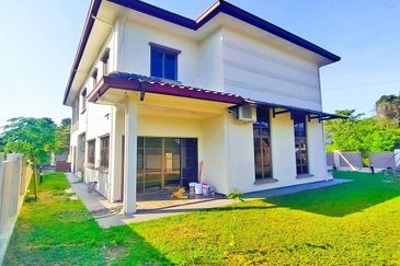 BUNGALOW WOTH POOL , BANANG , BATU PAHAT