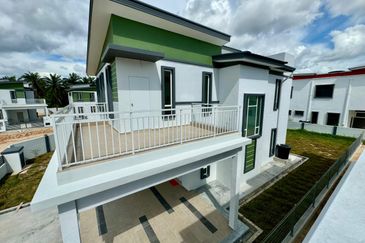 Bungalow Gated Guarded Bungalow Double Storey nr Bemban Jasin Melaka