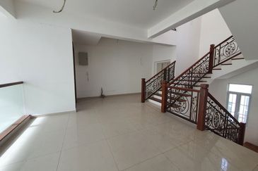 Bungalow at Kota nr Melaka Town Gated Guarded - Straits Courtyard