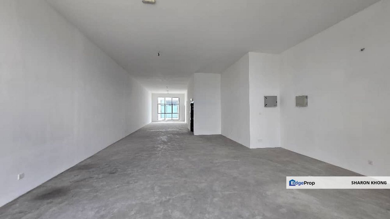 WHITTEN eco majestic facing mainroad first floor , Selangor, Semenyih