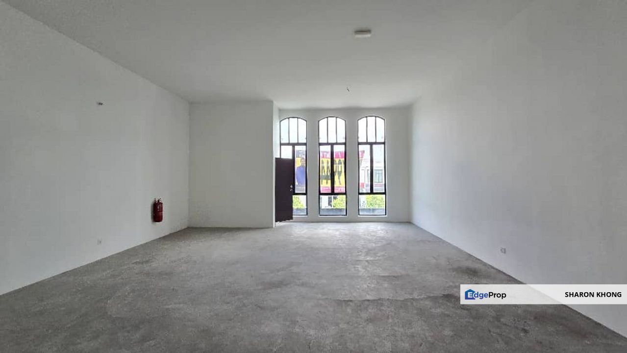 WHITTEN eco majestic facing mainroad first floor , Selangor, Semenyih