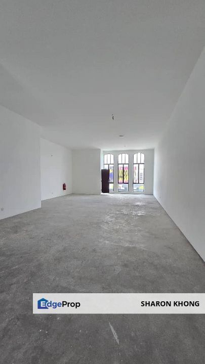 WHITTEN eco majestic facing mainroad first floor , Selangor, Semenyih