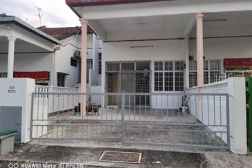  Rumah Teres Satu Tingkat  dalam keadaan bagus dan cantik  Ingin sewa di Taman Bukit Kelisa Permai bandat Seremban. Sekeliling ada Sekolah SMK. 