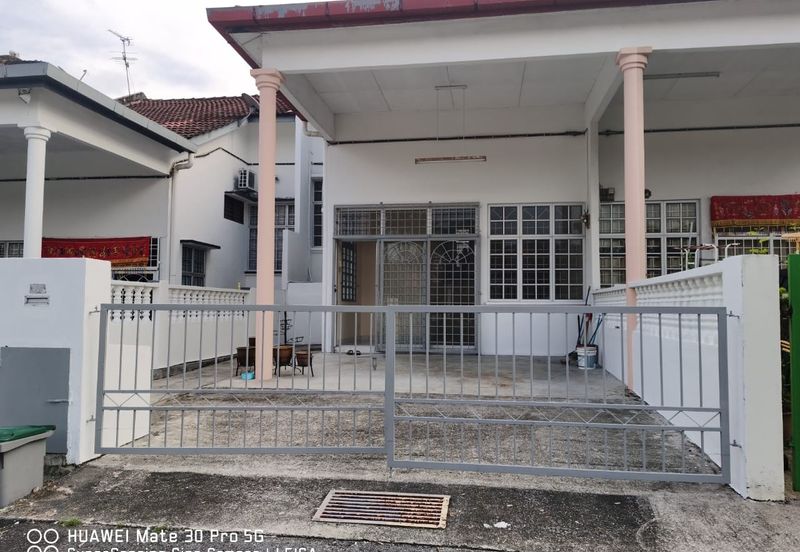  Rumah Teres Satu Tingkat  dalam keadaan bagus dan cantik  Ingin sewa di Taman Bukit Kelisa Permai bandat Seremban. Sekeliling ada Sekolah SMK. 