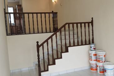  Rumah Teres Satu Tingkat  dalam keadaan bagus dan cantik  Ingin sewa di Taman Bukit Kelisa Permai bandat Seremban. Sekeliling ada Sekolah SMK. 