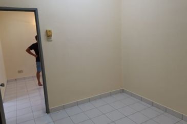  Rumah Teres Satu Tingkat  dalam keadaan bagus dan cantik  Ingin sewa di Taman Bukit Kelisa Permai bandat Seremban. Sekeliling ada Sekolah SMK. 