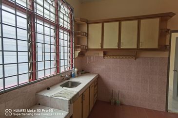  Rumah Teres Satu Tingkat  dalam keadaan bagus dan cantik  Ingin sewa di Taman Bukit Kelisa Permai bandat Seremban. Sekeliling ada Sekolah SMK. 