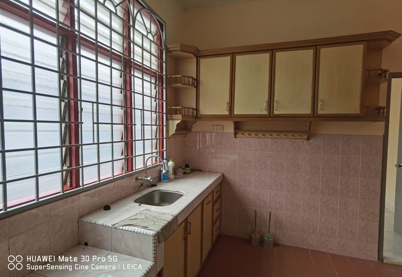  Rumah Teres Satu Tingkat  dalam keadaan bagus dan cantik  Ingin sewa di Taman Bukit Kelisa Permai bandat Seremban. Sekeliling ada Sekolah SMK. 