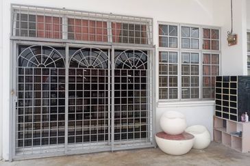 Rumah teres setingkat  yang berbelah bahagian dalam ingin jual di Taman Permai bandar Seremban. Keadaan rumah cantik dam di lokasi tengah bandar.