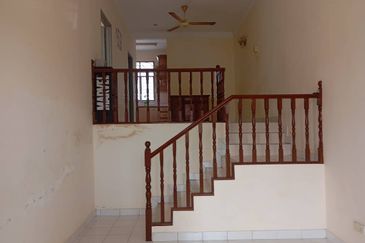 Rumah teres setingkat  yang berbelah bahagian dalam ingin jual di Taman Permai bandar Seremban. Keadaan rumah cantik dam di lokasi tengah bandar.