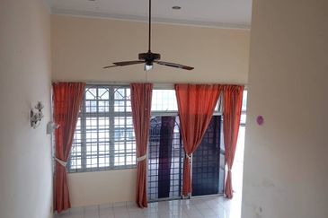 Rumah teres setingkat  yang berbelah bahagian dalam ingin jual di Taman Permai bandar Seremban. Keadaan rumah cantik dam di lokasi tengah bandar.