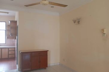 Rumah teres setingkat  yang berbelah bahagian dalam ingin jual di Taman Permai bandar Seremban. Keadaan rumah cantik dam di lokasi tengah bandar.