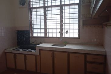 Rumah teres setingkat  yang berbelah bahagian dalam ingin jual di Taman Permai bandar Seremban. Keadaan rumah cantik dam di lokasi tengah bandar.