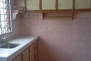 Rumah teres setingkat  yang berbelah bahagian dalam ingin jual di Taman Permai bandar Seremban. Keadaan rumah cantik dam di lokasi tengah bandar.