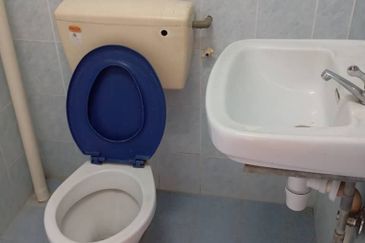 Rumah teres setingkat  yang berbelah bahagian dalam ingin jual di Taman Permai bandar Seremban. Keadaan rumah cantik dam di lokasi tengah bandar.