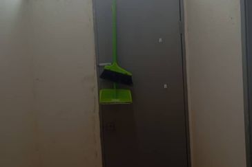 Rumah teres setingkat  yang berbelah bahagian dalam ingin jual di Taman Permai bandar Seremban. Keadaan rumah cantik dam di lokasi tengah bandar.