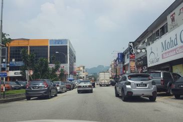 Ground floor Shop. Walking Distance Banks & Mall. Most Crowded Commercial Area in Tmn Melawati