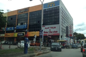 Ground floor Shop. Walking Distance Banks & Mall. Most Crowded Commercial Area in Tmn Melawati
