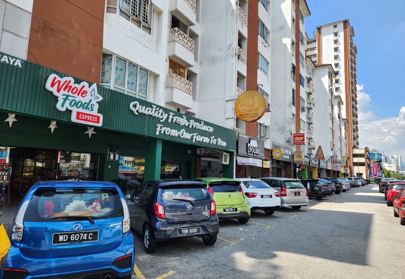 Walking distance Banks & Malls. Facing jln genting klang. Good for business