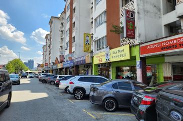 Walking distance Banks & Malls. Facing jln genting klang. Good for business
