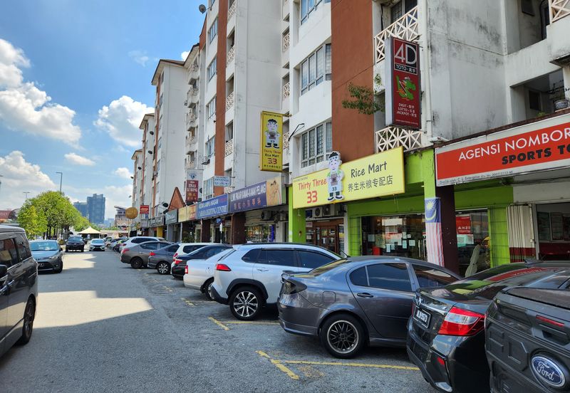 Walking distance Banks & Malls. Facing jln genting klang. Good for business