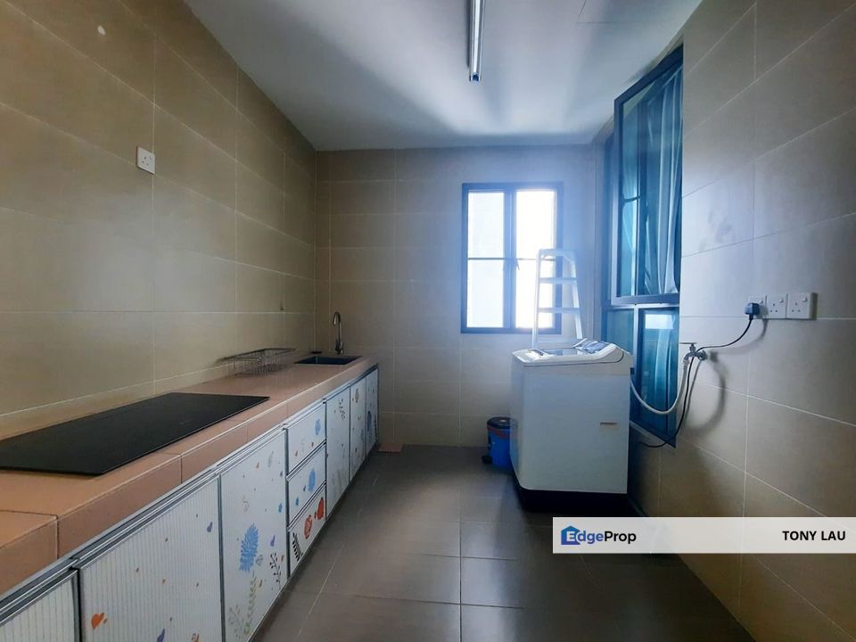 Spacious 3-Bedroom Unit with 2 Car Parks | End Lot Service Apartment with Pool View – Lakapark Residence Selayang, Selangor, Selayang