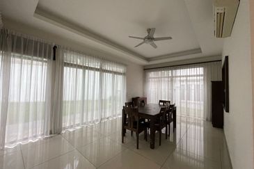 Corner, unblocked golf view bungalow 