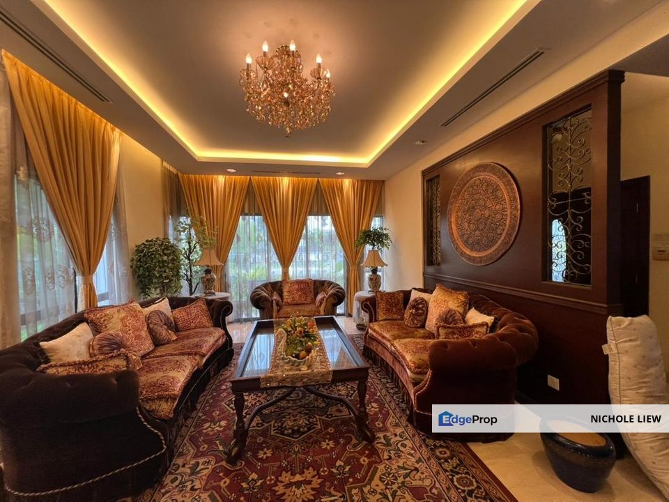 (FULLY RENOVATED + PRIVATE POOL) 2.5 STOREY BUNGALOW @ SAUJANA VILLA, KAJANG, Selangor, Kajang