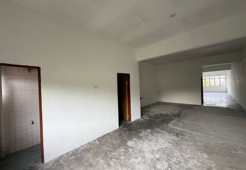 Sri Istana @Facing Roundabout Klang @Ground Floor Shop 20X70 for Rent