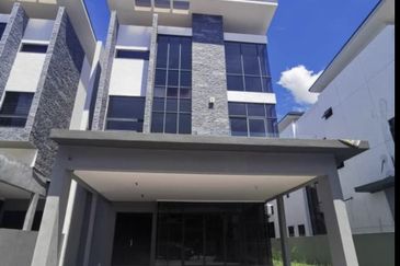 PINGGIRAN GOLF TROPIKA, IPOH