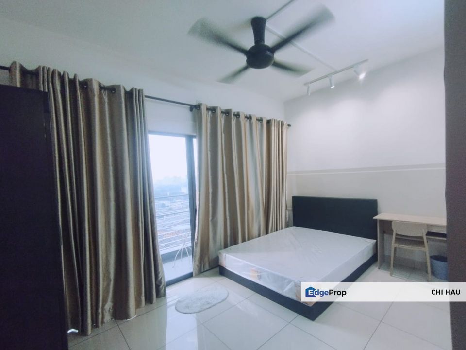 Setiawalk Puchong female balcony room with Wifi, water & electricity near LRT, Selangor, Puchong