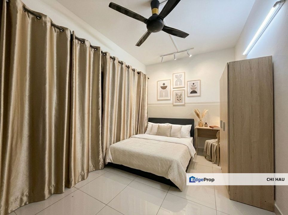 Setiawalk Puchong female balcony room with Wifi, water & electricity near LRT, Selangor, Puchong