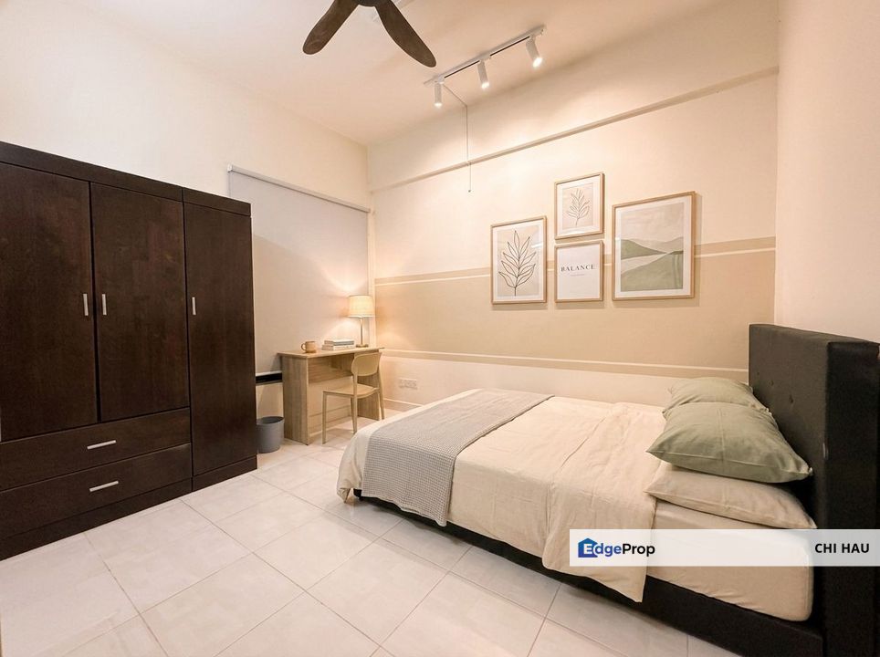 Setiawalk Puchong female medium room with Wifi, water & electricity near LRT, Selangor, Puchong