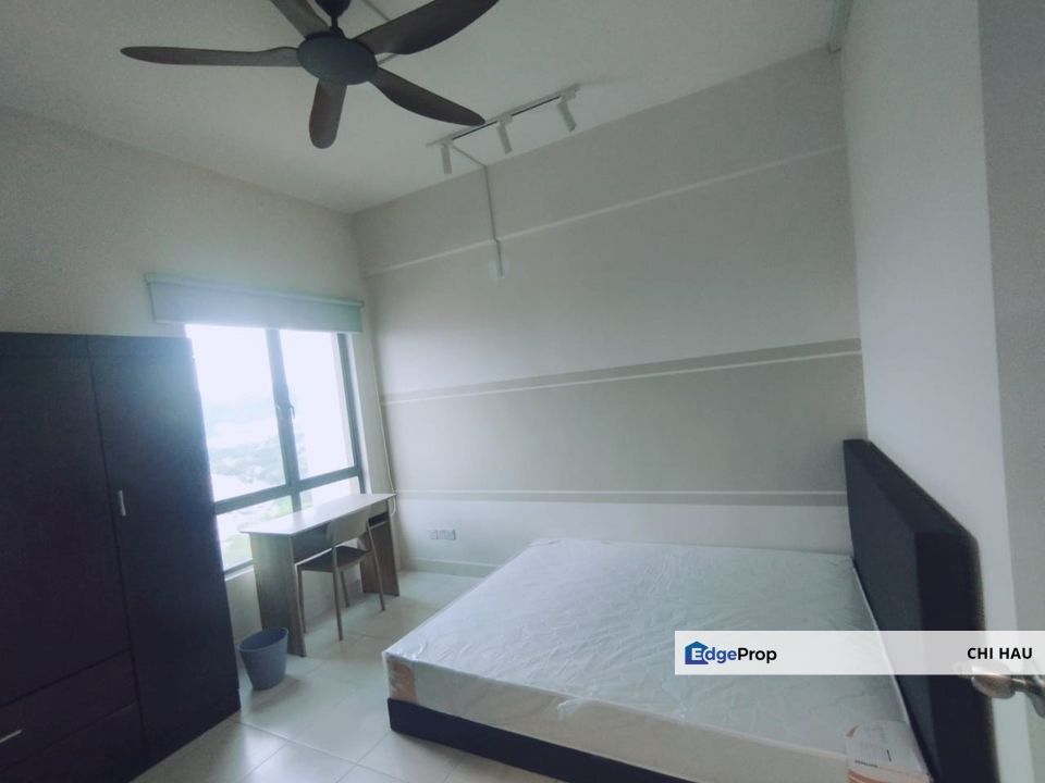 Setiawalk Puchong female medium room with Wifi, water & electricity near LRT, Selangor, Puchong