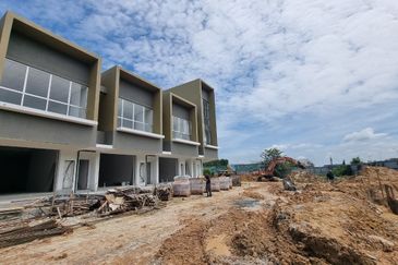 Sepang, Kota Warisan, Salak Tinggi, Dengkil Freehold 2 Tingkat Kedai Untuk Jual @ RM 1.1mil only, 6% ROI at least, Facing Highway, Tinggal last 3 unit