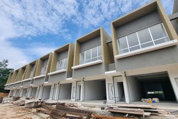 Sepang, Kota Warisan, Salak Tinggi, Dengkil Freehold 2 Tingkat Kedai Untuk Jual @ RM 1.1mil only, 6% ROI at least, Facing Highway, Tinggal last 3 unit