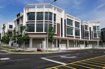 Kajang, Bandar Puteri Bangi, Bangi Freehold Shop For Sale 20% Below Market Fully Tenanted with 5.5% ROI, Facing Main Road