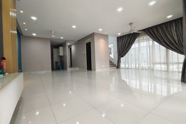 Beautiful 2.5 STOREY BUNGALOW ZERO LOT