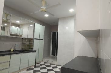 Beautiful 2.5 STOREY BUNGALOW ZERO LOT