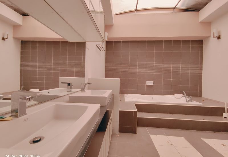 Beautiful 2.5 STOREY BUNGALOW ZERO LOT