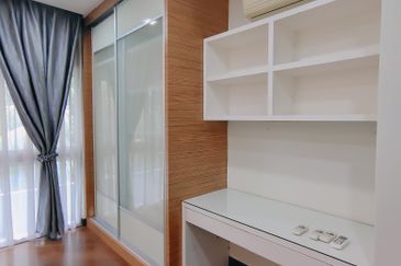 Beautiful 2.5 STOREY BUNGALOW ZERO LOT